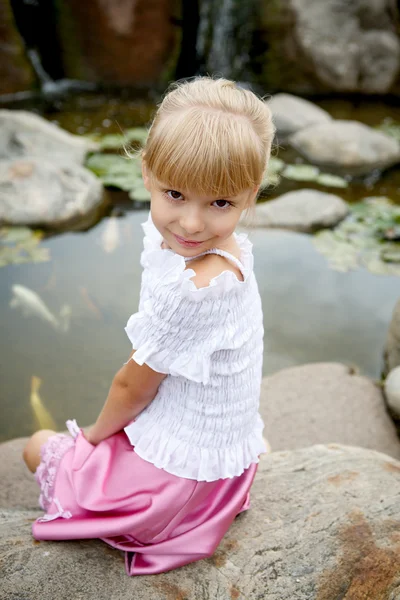 Retrato de una niña hermosa rubia —  Fotos de Stock