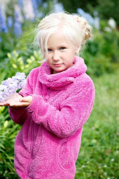 Porträtt av en liten vacker flicka blondin — Stockfoto