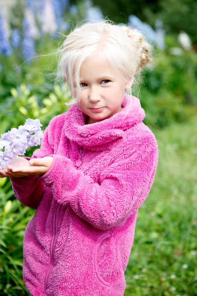 Porträtt av en liten vacker flicka blondin — Stockfoto