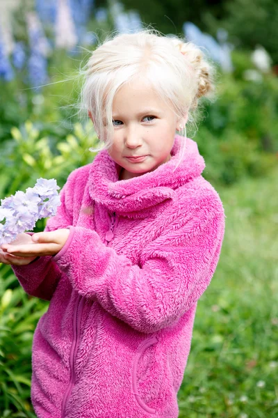 Porträtt av en liten vacker flicka blondin — Stockfoto