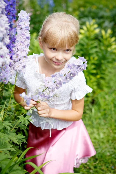 Retrato de hermosa niña en vestido blanco —  Fotos de Stock