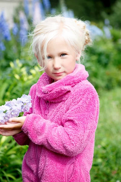 Portret van een kleine blonde mooi meisje — Stockfoto