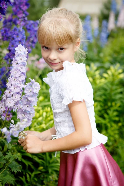 Portret van mooie meisje in witte jurk — Stockfoto