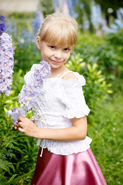 Portret śliczną dziewczynkę w białej sukni — Zdjęcie stockowe