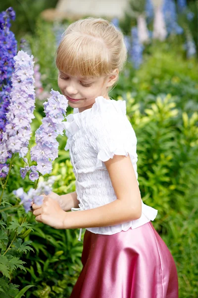 Ritratto di bella bambina vestita di bianco — Foto Stock