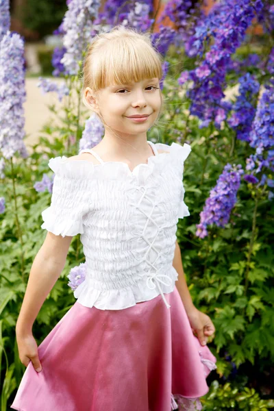 Portret van mooie meisje in witte jurk — Stockfoto