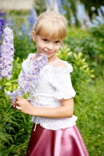 Portret van mooie meisje in witte jurk — Stockfoto