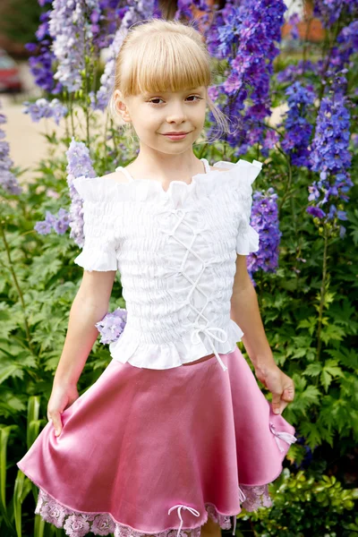 Porträt eines schönen kleinen Mädchens im weißen Kleid — Stockfoto