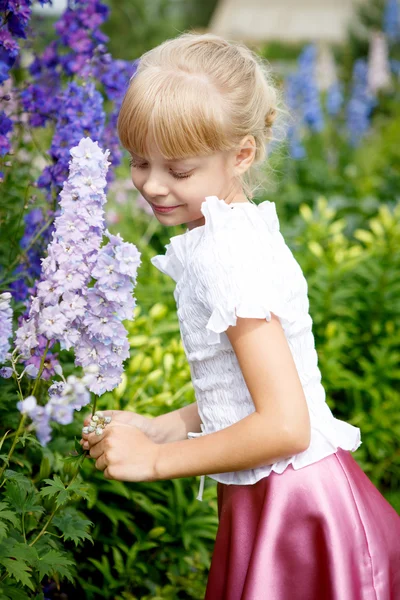 Ritratto di bella bambina vestita di bianco — Foto Stock