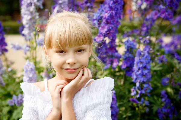 Portrét krásné děvčátko v bílých šatech — Stock fotografie