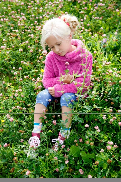 Portret małego Blondynka piękna dziewczyna — Zdjęcie stockowe