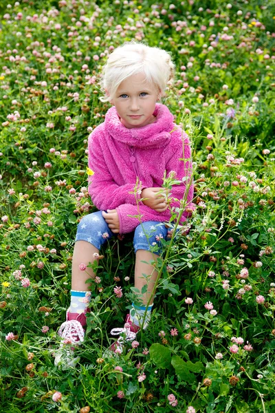 Portrét malá blondýnka krásná dívka — Stock fotografie