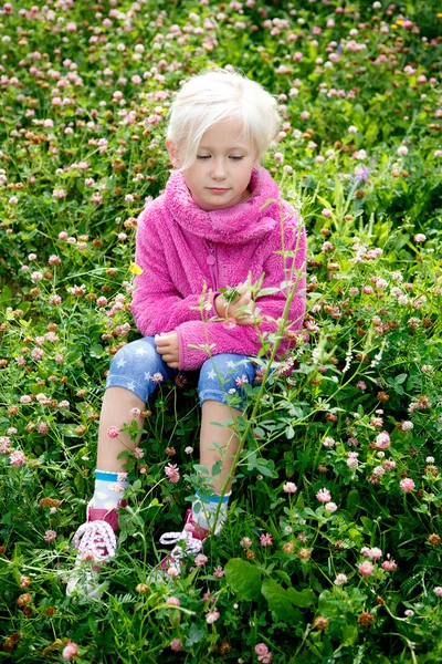 Porträtt av en liten vacker flicka blondin — Stockfoto