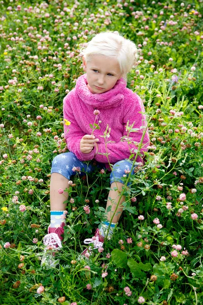 Portret van een kleine blonde mooi meisje — Stockfoto