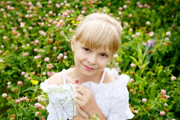 Porträtt av vacker liten flicka i vit klänning — Stockfoto