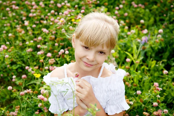 Porträtt av vacker liten flicka i vit klänning — Stockfoto