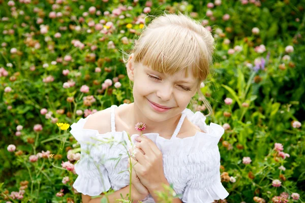 Porträtt av vacker liten flicka i vit klänning — Stockfoto