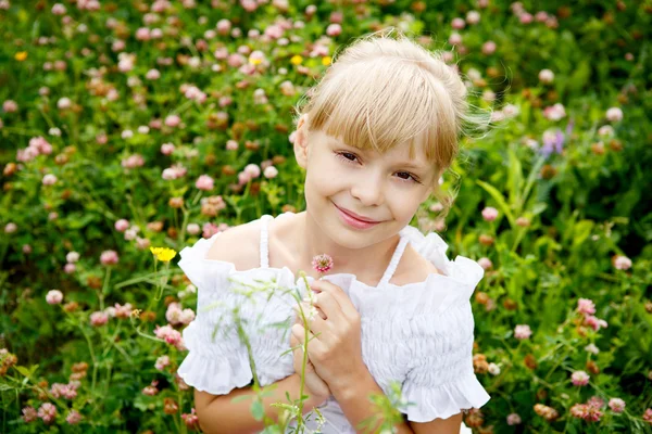 Portret śliczną dziewczynkę w białej sukni — Zdjęcie stockowe