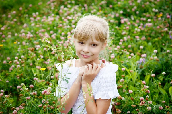 Portret van mooie meisje in witte jurk — Stockfoto