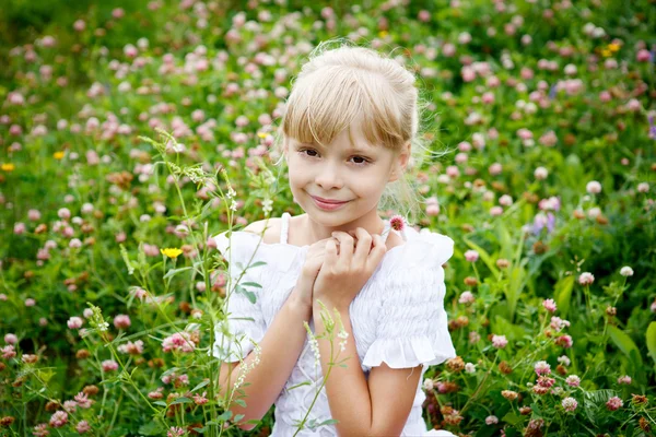 सफेद पोशाक में सुंदर छोटी लड़की का चित्र — स्टॉक फ़ोटो, इमेज