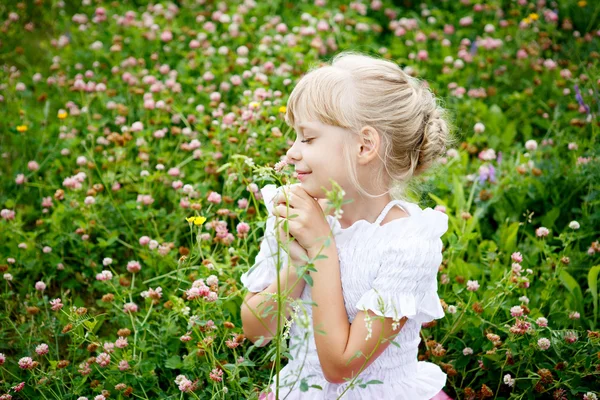 Portret van mooie meisje in witte jurk — Stockfoto