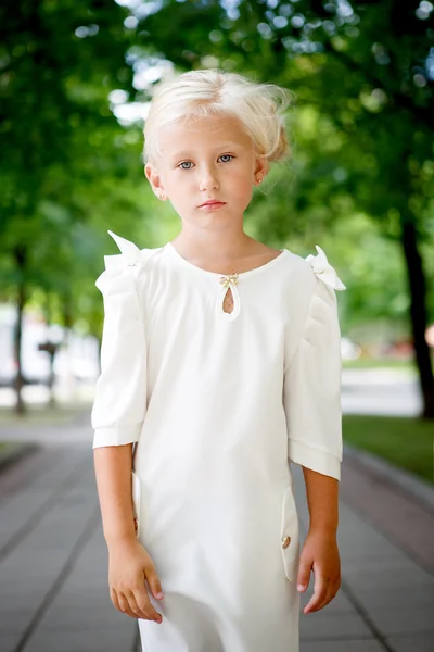 Retrato de menina bonita — Fotografia de Stock