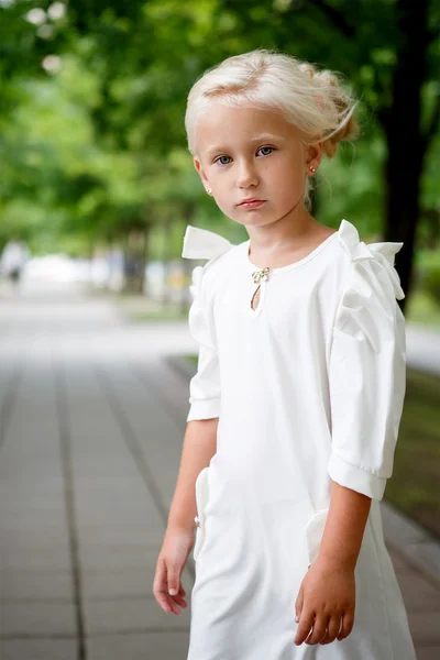 Portrait of beautiful little girl — Stock Photo, Image