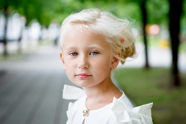 Retrato de niña hermosa —  Fotos de Stock