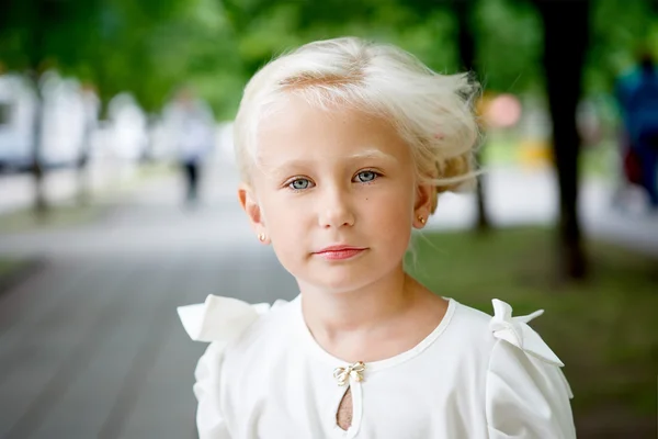 Gyönyörű kislány portréja — Stock Fotó