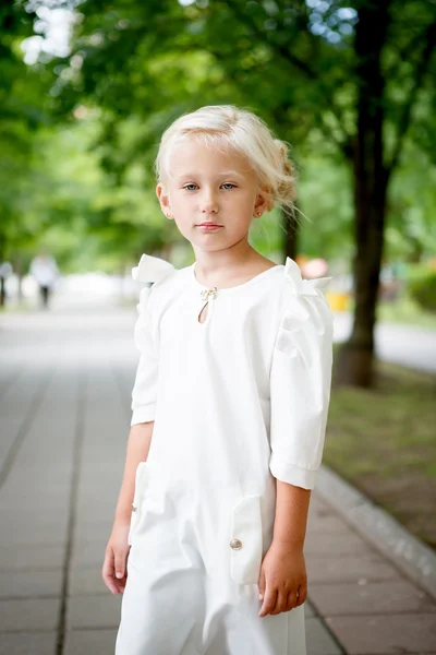 Retrato de niña hermosa —  Fotos de Stock