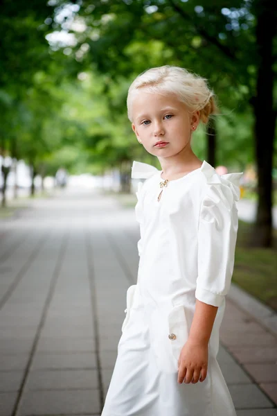 Retrato de menina bonita — Fotografia de Stock