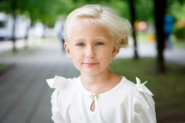 Retrato de niña hermosa —  Fotos de Stock
