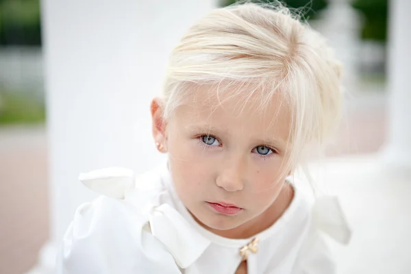 Портрет красивої маленької дівчинки — стокове фото
