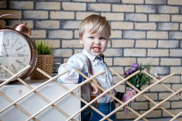 Portret van kleine jongen in de studio — Stockfoto