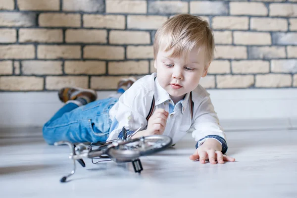 Portrait de petit garçon en studio — Photo