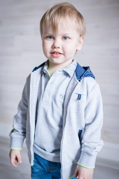 Porträt eines kleinen Jungen im Atelier — Stockfoto