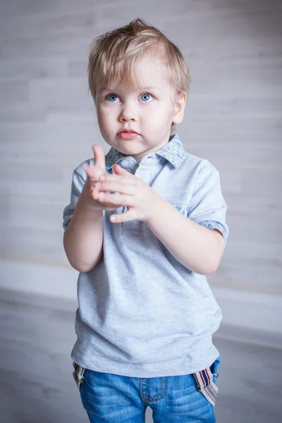 スタジオで小さな男の子の肖像画 — ストック写真