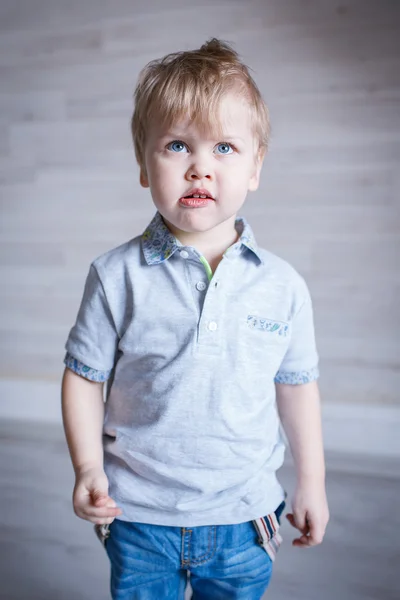 Portret van kleine jongen in de studio — Stockfoto