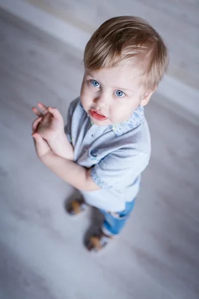 Портрет маленького мальчика в студии — стоковое фото