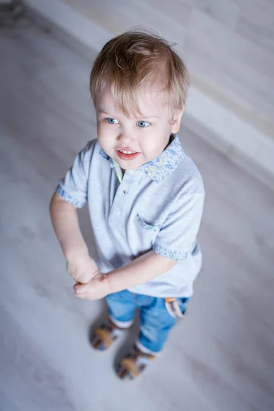 Portret van kleine jongen in de studio — Stockfoto