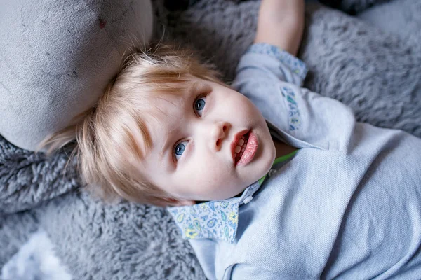 Retrato de menino com um grande urso de brinquedo no estúdio — Fotografia de Stock