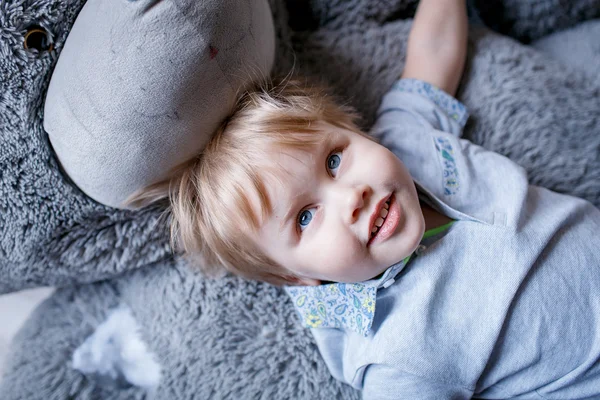 Retrato de menino com um grande urso de brinquedo no estúdio — Fotografia de Stock