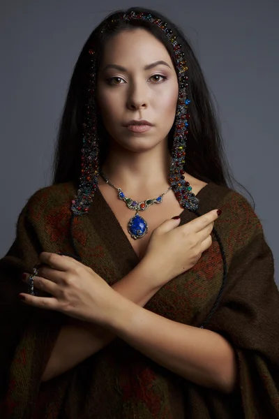 Retrato de una mujer hermosa en tradicional — Foto de Stock