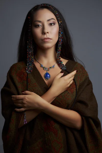 Retrato de una mujer hermosa en tradicional —  Fotos de Stock