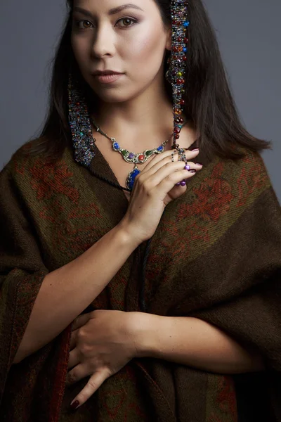 전통에서 아름 다운 여자의 초상화 — 스톡 사진