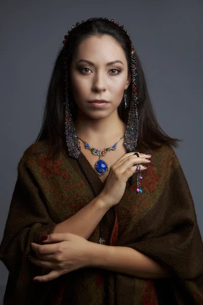 Retrato de una mujer hermosa en tradicional —  Fotos de Stock