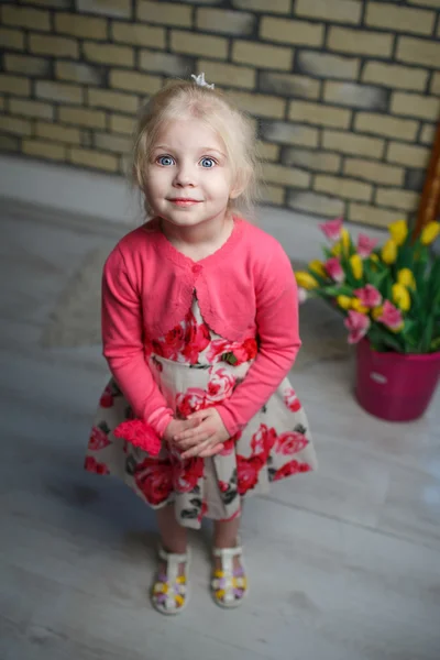 Portret van een mooi klein meisje met bloemen — Stockfoto