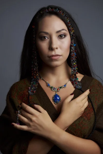 Retrato de una mujer hermosa en tradicional —  Fotos de Stock