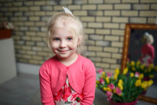 花を持つ美しい少女の肖像画 — ストック写真