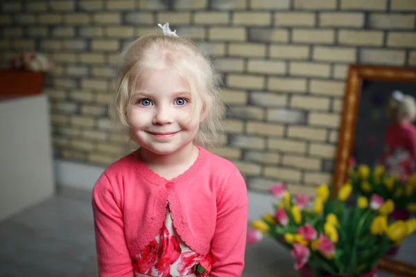 Портрет красивої дівчинки з квітами — стокове фото